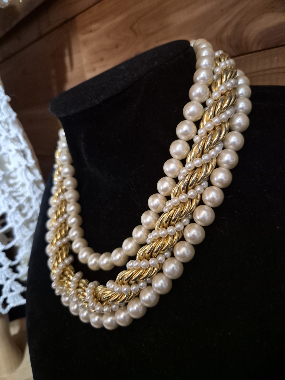 STUNNIN!! Richelieu Cream Pearl Triple Strand Necklace with Shell Clasp - Picture 3 of 6